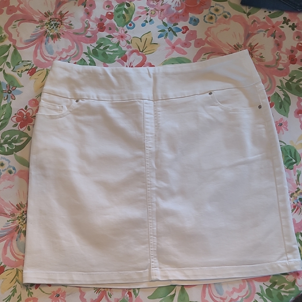S.C.& Co Women’s White Stretch Denim Skort